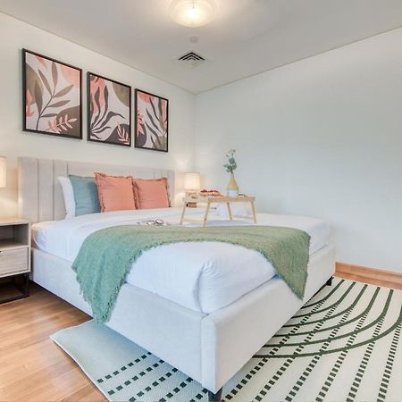 Unbeatable Rate Stylish 1Br With Balcony Near Metro By Deluxe Holiday Homes Дубай Экстерьер фото